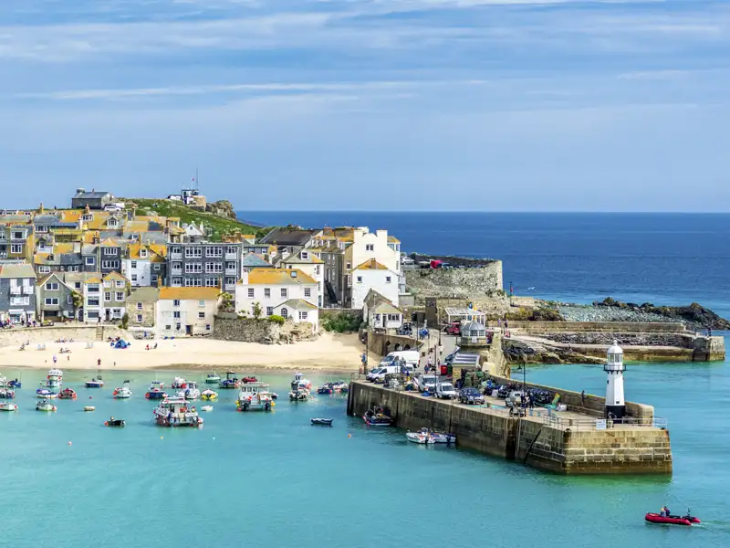 Auf unserer Runderise nach Südengland kommen wir nach St Ives. Das Städtchen mit dem schönen Licht ist Anziehungspunkt und Sehnsuchtsort vieler Künstler.