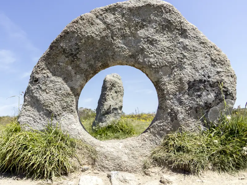 In Cornwall und Devon finden sich zahlreiche Relikte aus längst vergangenen Epochen. "Haben Menschen dieses fast kreisrunde Loch in den Stein getrieben?", fragen wir uns auf unserer Wander-Studienreise in Südengland.
