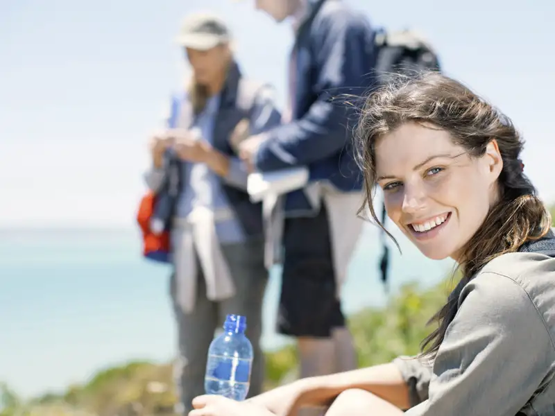 Auf unseren gemeinsamen Wanderungen während unserer Wanderreise durch Südengland ist immer wieder Zeit für eine Pause: Erfrischen, Fotos machen, die Natur genießen – das gehört dazu.