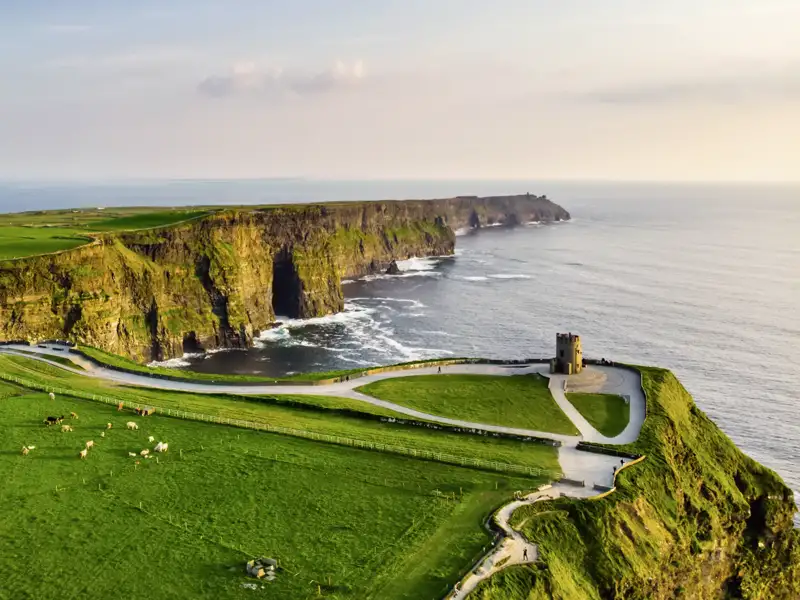 Die spektakulären 200 m hohen Klippen von Moher im County Clare stehen natürlich als Highlight auf der Route unserer Studienreise nach Irland. Hoffentlich haben wir so gutes Wetter wie auf diesem Bild!