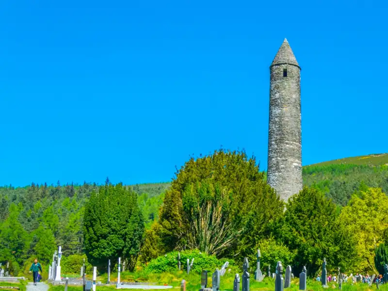 Auf unserer Rundreise durch Irland sehen wir das grüne Tal von Glendalough. Hier gründete der heilige Kevin ein Kloster, dessen markanter Rundturm noch heute weithin sichtbares Wahrzeichen ist.