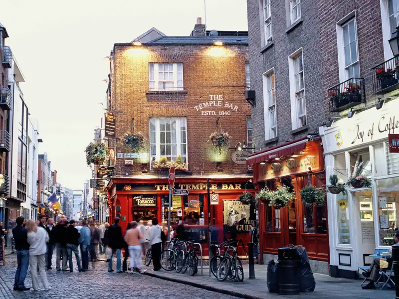 Auch die irische Pubkultur erkunden wir auf unserer Rundreise durch Irland und Nordirland ausgiebeig, zum Beispiel im historischen Pub "The Temple Bar" in Dublin, erbaut 1840, Sie ist immer gut besucht.
