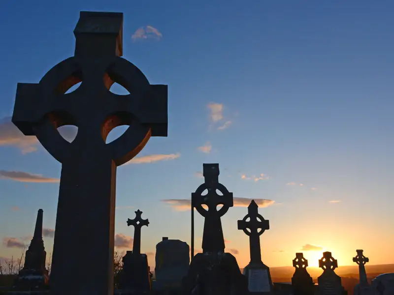 Auf unsrer Rundreise durch Irland und Nordirland sehen wir zahlreiche der typischen keltischen Hochkreuze. Das wohl schönste steht in Monasterboice, aber auch auf vielen Friedhöfen, wie hier im Abendlicht sind sie zahlreich zu finden.