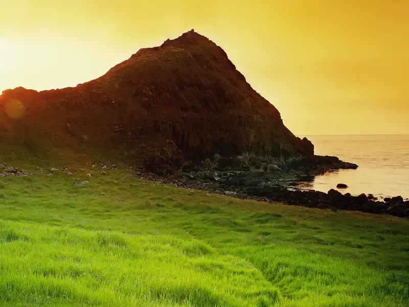 Auf unserer Rundreise durch Irland und Nordirland genießen wir die sagenhafte Stimmung an der Atlantikküste, zum Beispiel beim Sonnenuntergang .