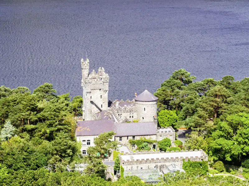 Auf unserer Irland-Rundreise tauchen wir in Glenveagh Castle in die Welt des Adels ein. Das prächtige Herrenhaus mit Zinnen wurde erst in den 1870er-Jahren erbaut und liegt heute inmitten des Glenveagh-Nationalparks.