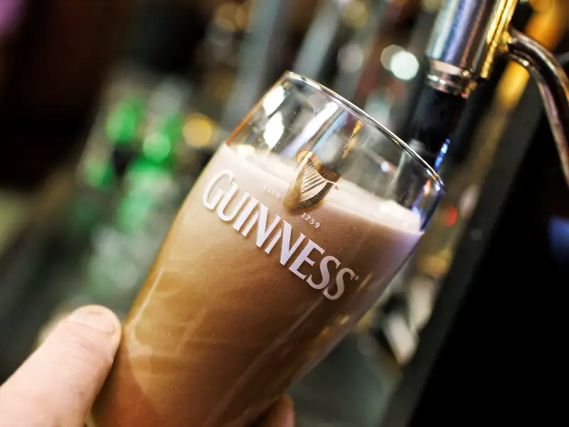 Auf unserer Rundreise durch Irland überkommt uns bestimmt hin und wieder der Durst, den man bestens in einem Pub mit einem Glas frisch gezapftem Guinness bekämpft.