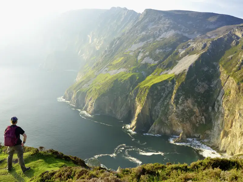 Auf unsrere Rundreise durch Irland und Nordirland unternehmen wir leichte, aber dennoch spektakuläre Wanderungen, z.B. am Slieve League im County Donegal mit Blick auf die steilen Klippen und das Meer.