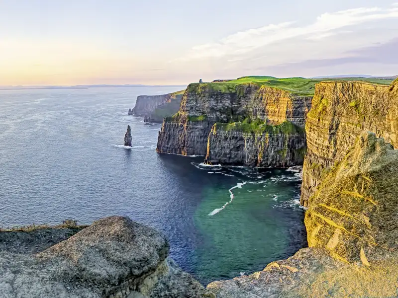 Ein Blick auf die berühmten Klippen von Moher an der Westküste von Irland. Diese und viele weitere Sehenswürdigkeiten werden auf der zwölftägigen Studienreise Irland - mit Muße entdeckt.