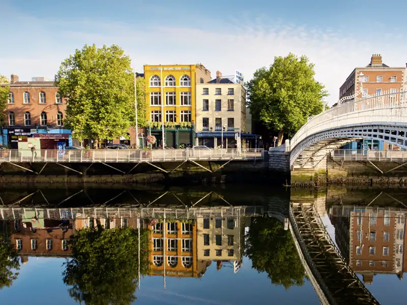 Zu Beginn unserer Studienreise mit Muße durch Irland machen wir in Dublin einen Rundgang durch die Stadt. Eines der Wahrzeichen der irischen Hauptstadt ist die Half Penny Bridge über den Fluss Liffey.