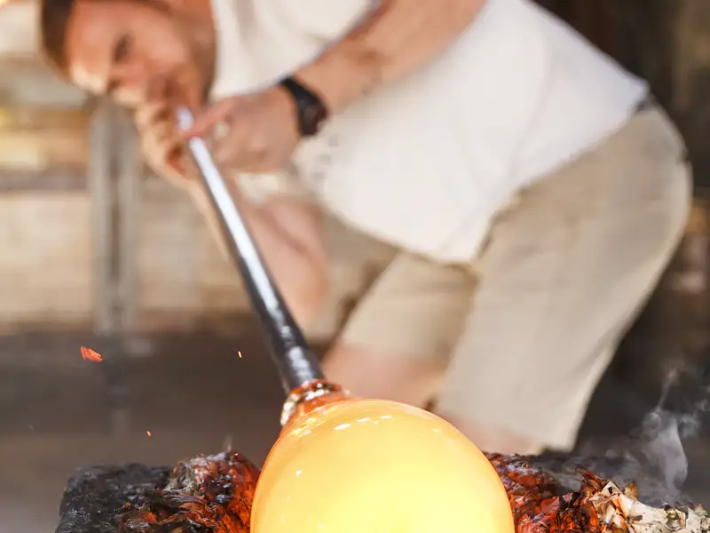 In einer smaaländischen Glashütte wird feinstes Designglas geblasen.