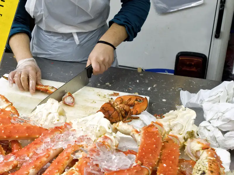 Mit einer mehr als 2500 Kilometer langen Küstenlinie verfügt Norwegen über eines der größten Hoheitsgebiete Europas. Die vielen verschiedenen Fisch- und Meeresfrüchtearten, die auf den Märkten verkauft werden, sind wahre norwegische Spezialitäten.
