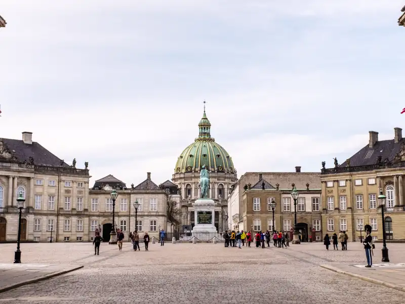Unsere Studiosus Rundreise zu den skandinavischen Hauptstädten führt Sie zu den schönsten Sehenswürdigkeiten, wie hier zum Schloss Amalienborg in Kopenhagen.