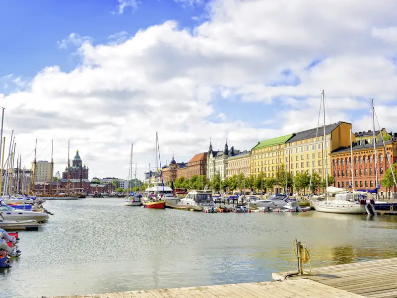 Helsinki ist umgeben von Wasser, immer wieder entdecken unserer Gäste bei der Rundreise durch Skandinavien schöne Ausblicke auf die Stadt..