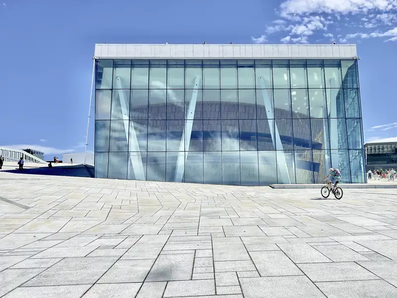 Das Osloer Opernhaus ist schnell zu einem Wahrzeichen der norwegischen Hauptstadt geworden. Während unserer Rundreise bestaunen wir dieses architektonische Highlight.