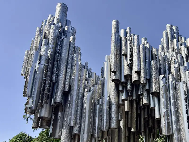 Helsinki ist die Designhauptstadt Europas und finale Station unserer Rundreise mit Studiosus durch Skandinavien. Besonders interessant ist die abstrakte Stahlrohrkonstruktion des Sibelius-Denkmals.