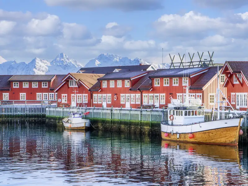 Unsere Studiosus-Rundreise nach Nordnorwegen und Lappland führt auch auf die Lofoten, wo die leuchtend roten Fischerhütten in jedem Ort zu finden sind.