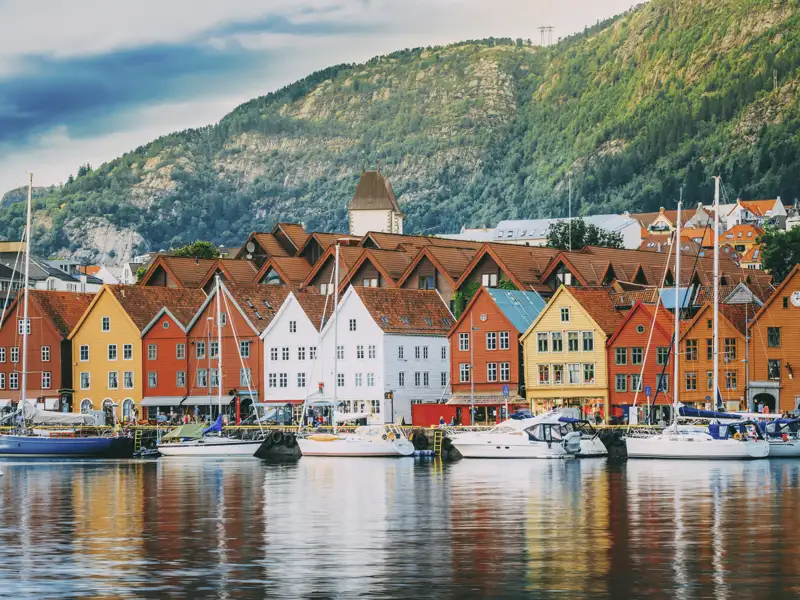 Während unseres Aufenthaltes in Bergen spazieren wir durch das historische Hanseviertel Bryggen.