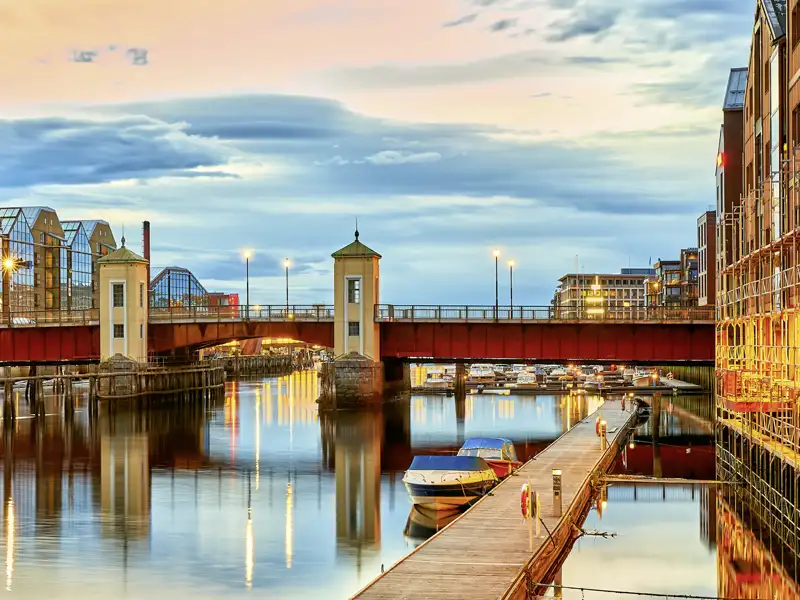 Die Bakke-Brücke in Trondheim überspannt den Nidelva-Fluss. Ein Wahrzeichen, welches Sie bei der Rundreise mit Studiosus entlang der Küste Finnlands und Norwegen erleben.