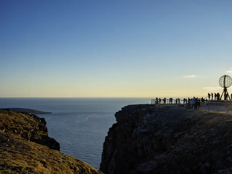 Während der Rundreise mit dem Postschiff können die Studiosus-Gäste auch an Bord zusätzliche Ausflüge buchen, wie zum Beispiel eine Fahrt zum Nordkap.