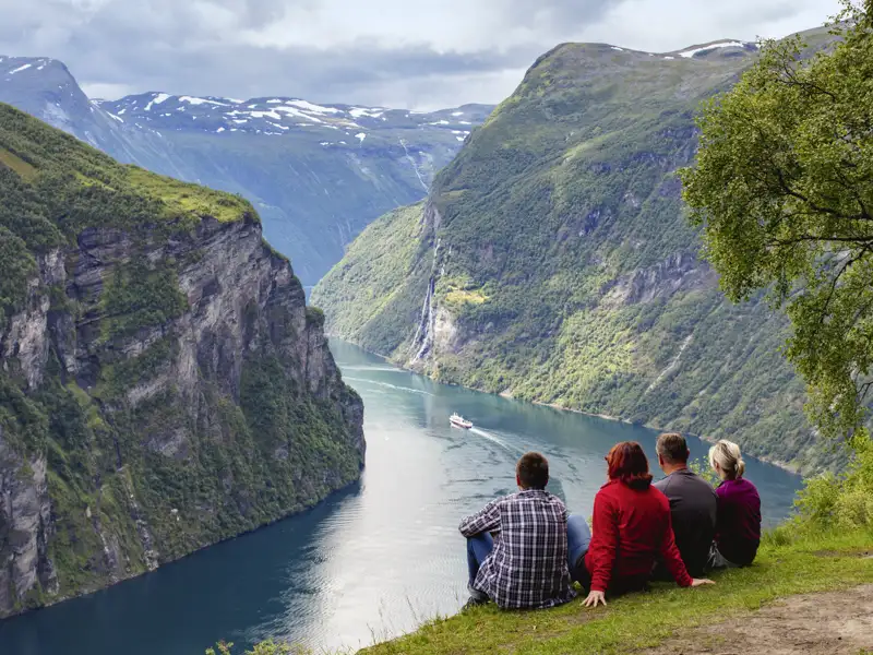 Am Geirangerfjord liegt uns die Pracht der Naturwunder zu Füßen. Auf unserer Rundreise erleben wir die Welt der Fjorde in Norwegen mit Studiosus-Reiseleitung.
