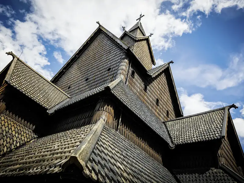 Auf dieser Rundreise durch Norwegen darf auch der Besuch einer typischen Stabkirche im Fjordland nicht fehlen.