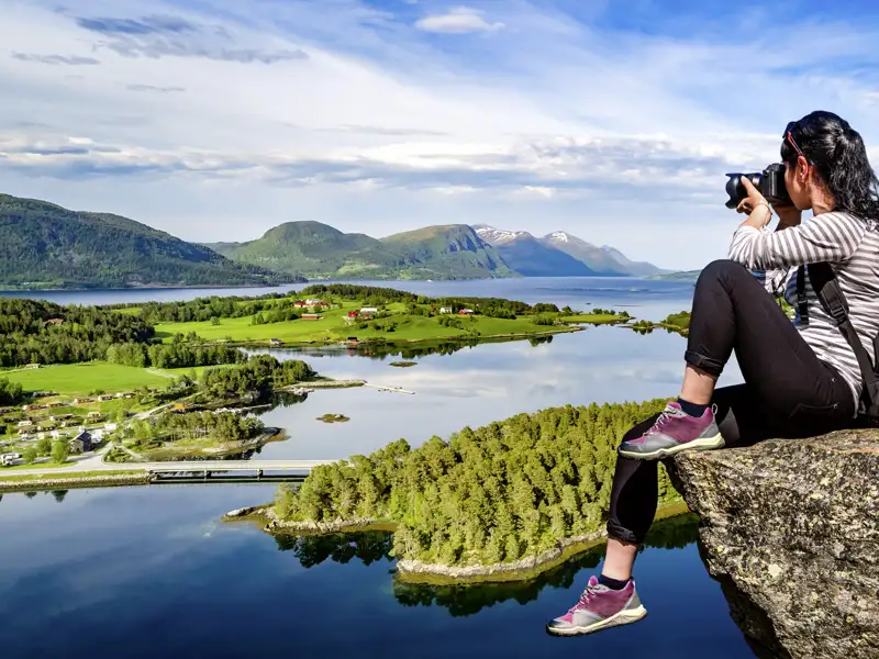 Die norwegische Fjordlandschaft beitet unzählige beeindruckende Fotomotive. Bei unserer Rundreise erleben wir immer wieder spannende Aussichten auf die Welt der Fjorde.