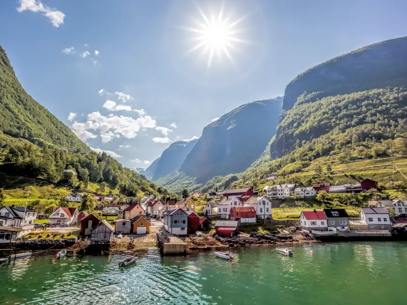 Auf unserer Studienreise durch Norwegen reisen wir durch das Fjordland Norwegens mit tiefen Wassern, kleinen Dörfern und steilen Felsen.