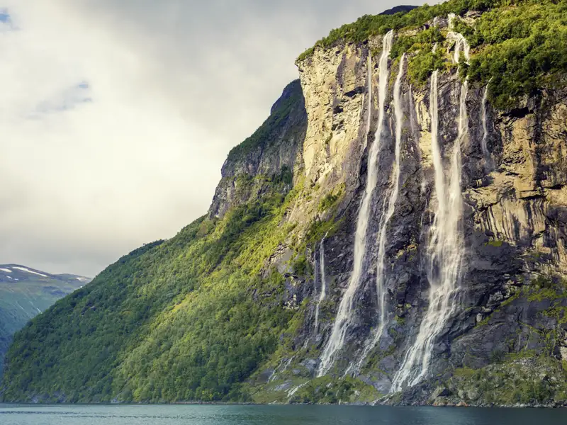 Der Geirangerfjord zählt zum UNESCO-Welterbe für Natur. Dieses Spektakel erleben wir auf der Rundreise durch die Welt der Fjorde hautnah.