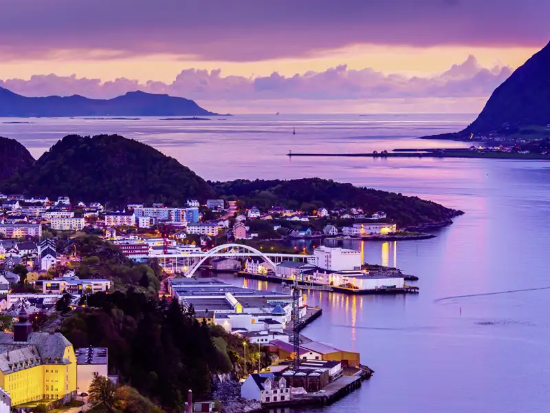 Der Hausberg von Alesund bietet einen unvergesslichen Panoramablick über die Küstenstadt. Auf der Rundreise mit Studiosus haben Sie die Gelegenheit diesen in der Abenddämmerung zu erleben.