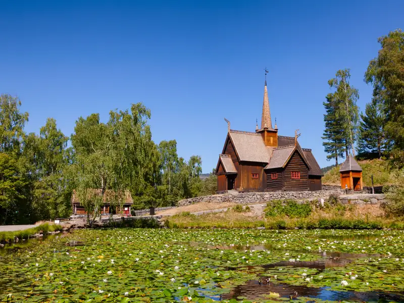 Unsere Rundreise durch Norwegen führt auch an dem ein oder anderen gut erhaltenem Exemplar nordischer Holzkirchen vorbei.