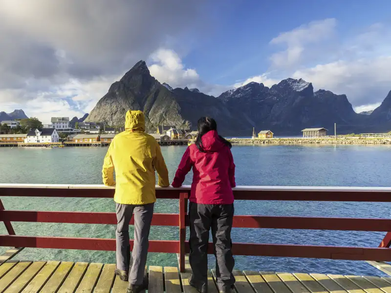 Auf den Lofoten legen wir unterwegs einen Zwischenstopp auf unserer Schiffsreise ein und nehmen für eine kurze Etappe den Bus.