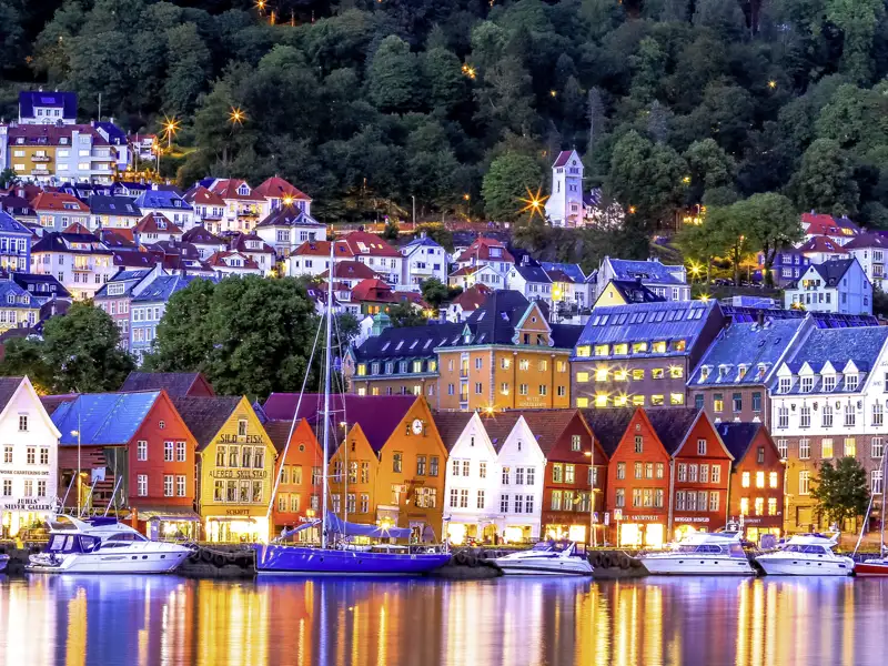 Im norwegischen Bergen besuchen wir auf dieser Studienreise auch das berühmte Holzhausviertel Bryggen.