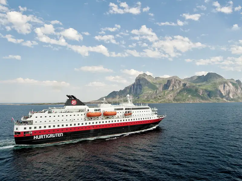 An Bord eines komfortablen Hurtigruten-Schiffes sind wir auf dieser Studienreise an Norwegens Küste unterwegs.