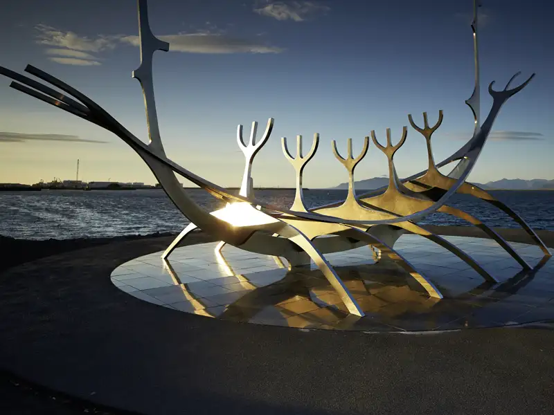 Auf unserer Reise nach Island werden Sie mit Ihrem Reiseleiter und der Gruppe beim Spaziergang durch Reykjavik auch am Wahrzeichen der Stadt, der Skulptur "Sun Voyager" (in der Landessprache: "Sólfar"), vorbeikommen.