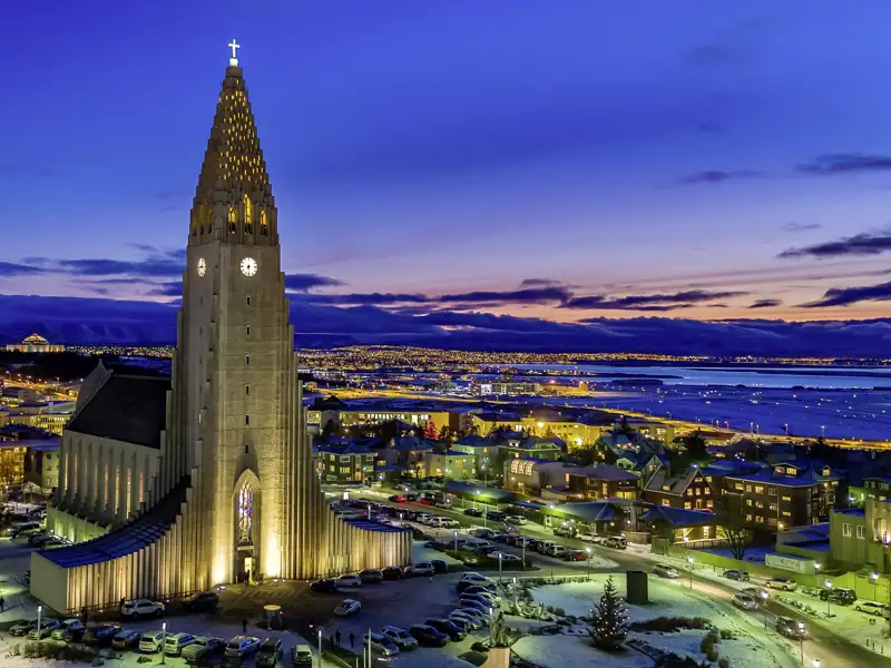 Auf unserer Rundreise durch Island können wir in Reykjavik durch die Gassen bummeln und bei der imposanten Hallgrimskirche vorbeischauen.