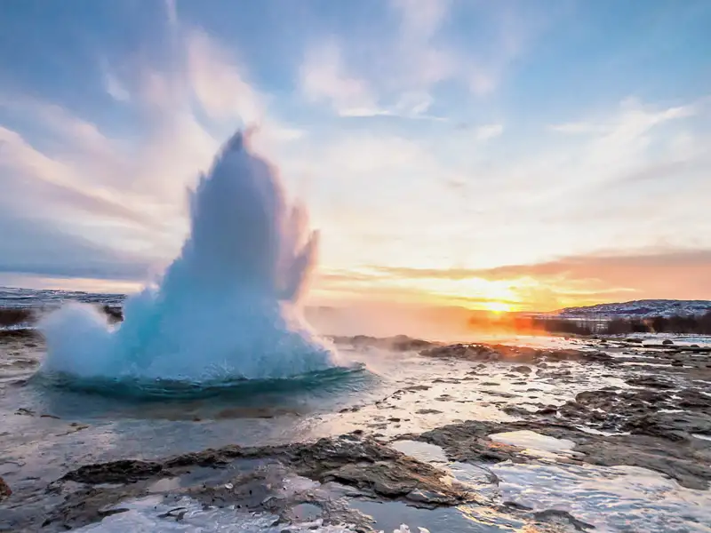 Auf unserer Rundreise durch Island bestaunen wir den Geysir Strokkur, der in regelmäßigen Abständen ausbricht.