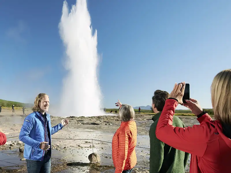 Ein Hightlight unserer Studienreise nach Island ist der Geysir Strokkur, der regelmäßig Wasserfontänen spuckt.