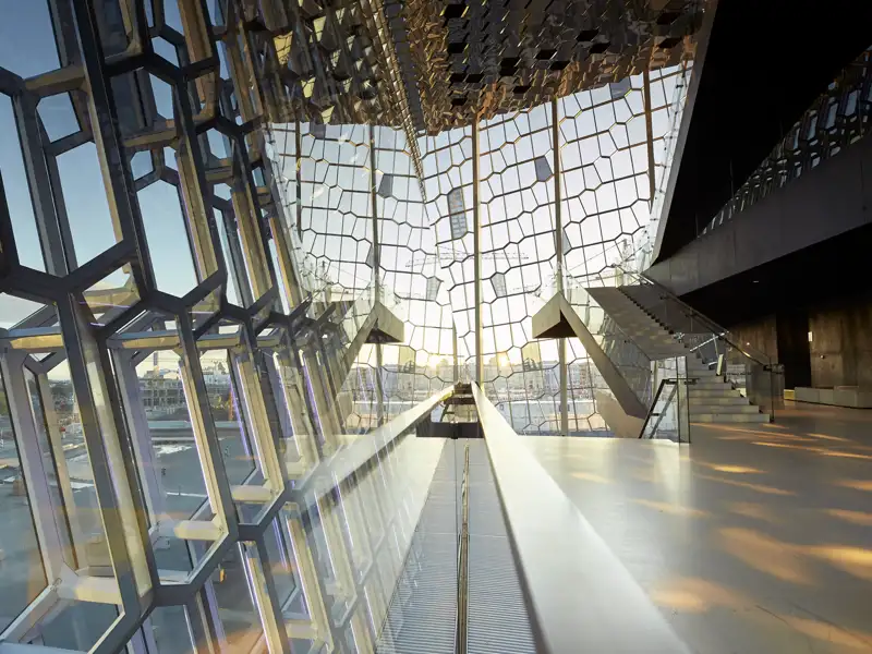 Glasfassade und Treppenhaus im Inneren des Harpa Opern- und Konzerthaus in Reykjavik. Die Fassade wurde von dem Künstler Ólafur Elíasson gestaltet und gilt als neues Wahrzeichen der Stadt.