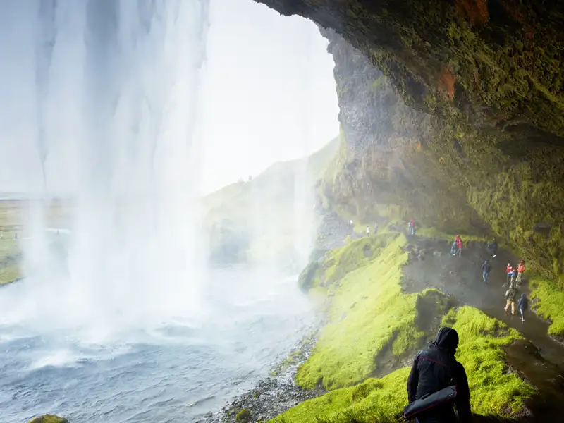 Auf unserer Reise nach Island besuchen wir mehrere Wasserfälle und einen ebenso mächtigen Sturzbach, hinter dem ein Schatz begraben sein soll.