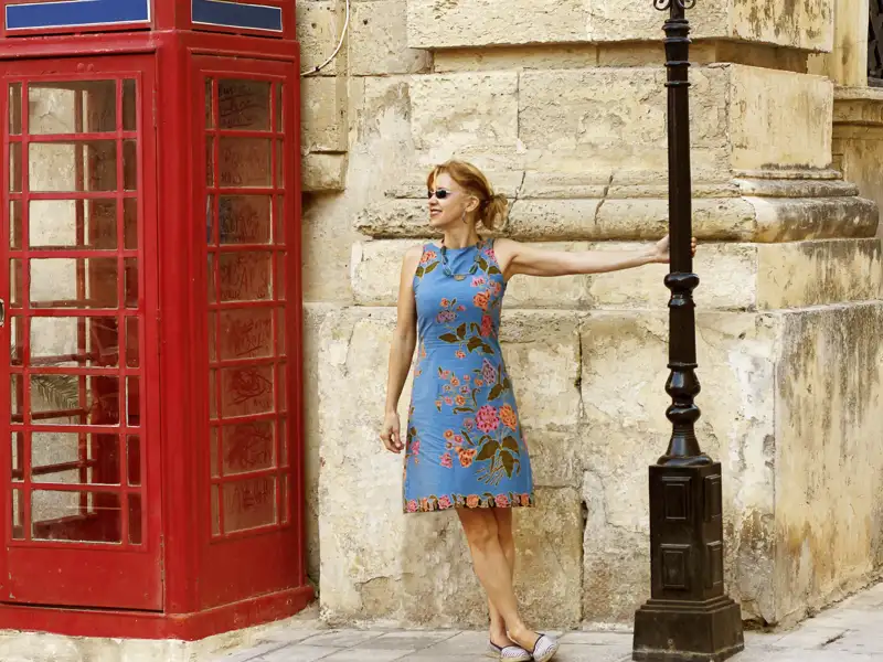 In den stillen Gassen der kleinen maltesischen Dörfer treffen wir auf dieser Studienreise nach Malta und Gozo ab und an auf Spuren der Briten - die typischen roten Telefonzellen sind hier keine Seltenheit!