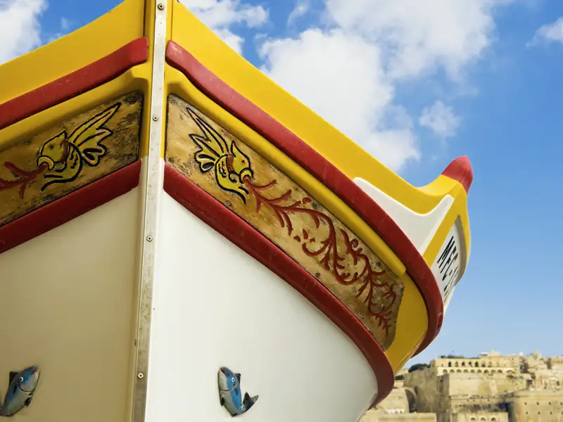 Verzierte Bugpartie eines traditionellen Fischerbootes auf Malta. Bei der Gruppenreise erkunden wir die faszinierende Inseln Malta und Gozo.