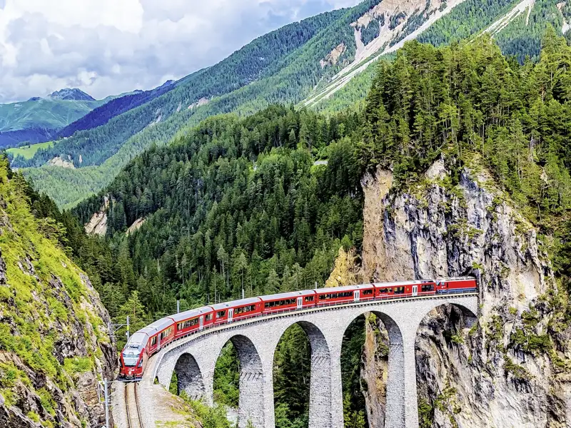 Spektakuläre Tunnels und Viadukte wie hier das Landwasserviadukt in Graubünden: Die Fahrt mit der Albula- und mit der Berninabahn ist eines der Highlights unserer Bahnreise durch die Schweiz.