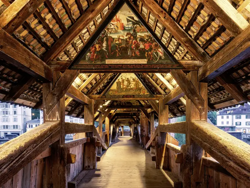 Nicht nur Bahnbrücken sind Ziel unserer Studienreise mit dem Bernina Express und dem Glacier Express: Auch der kunstvollen hölzernen Spreuerbrücke in Luzern statten wir einen Besuch ab.