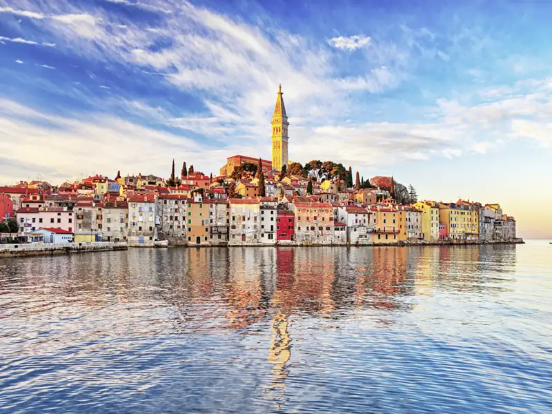 Die venezianisch geprägte Altstadt von Rovinj liegt spektakulär auf einer Landzunge in der Adria. Unsere Studienreise beinhaltet eine Rundfahrt über die istrische Halbinsel.