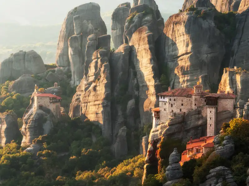 Auf unserer Studienreise sehen wir zwei der atemberaubenden Meteoraklöster auf den hohen Felskuppen. Sie zählen zum UNESCO-Weltkulturerbe und sind ein Zeugnis byzantinischer Architektur und Geschichte.