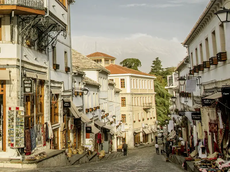 Warum Gjirokastra (UNESCO-Welterbe) die "Stadt der Steine" genannt wird, ist beim Rundgang durch die Altstadt schnell ersichtlich. Wir entdecken die malerische südalbanische Stadt aus osmanischer Zeit auf unserer Studienreise.