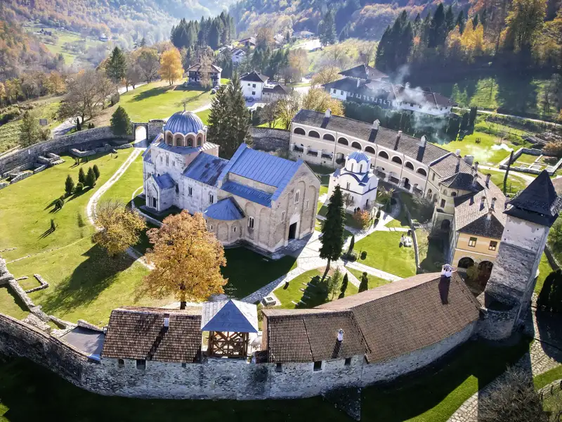Luftansicht des historischen Klosterkomplexes Studenica in Serbien mit seiner umlaufenden Mauer. Das serbisch-orthodoxe Kloster wird als Wiege des serbischen Königsreichs angesehen und zählt zum UNESCO-Welterbe.