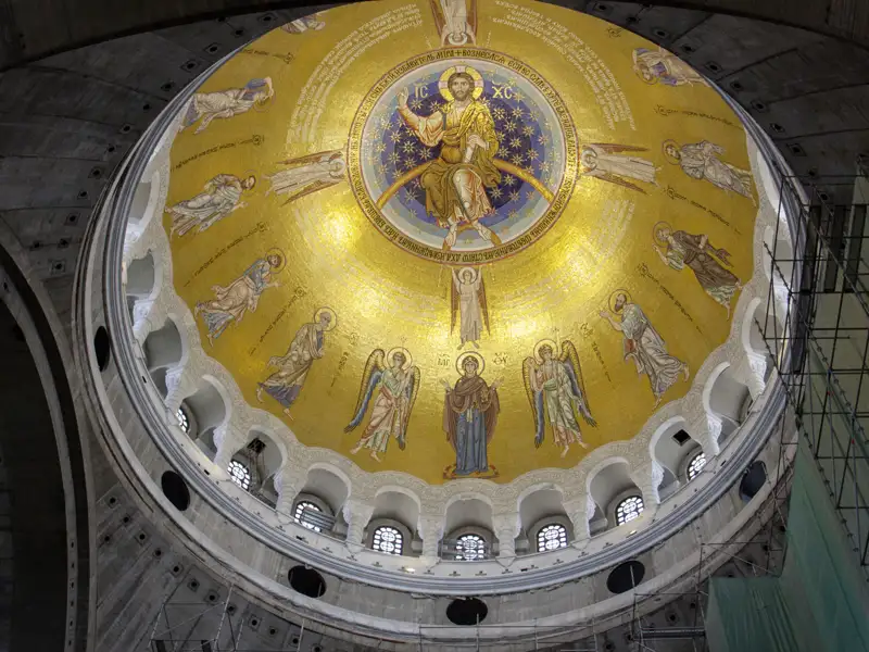 Unser Stadtrundgang durch die serbische Hauptstadt Belgrad führt uns in die Sava-Kirche, wo Ihnen Ihr Reiseleiter die prächtige Innenkuppel zeigt: Sie ist komplett mit Mosaiken geschmückt. Auf dem goldenen Grund erkennen wir biblische Figuren, Engel und Christus.