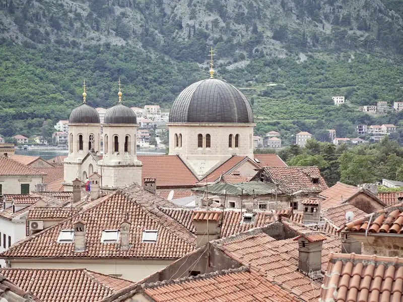 Die beeindruckende Altstadt von Kotor (UNESCO-Welterbe) und die markanten Kuppeln ihrer Kirche: einer der Höhepunkte unserer achttägigen Studienreise durch Montenegro.