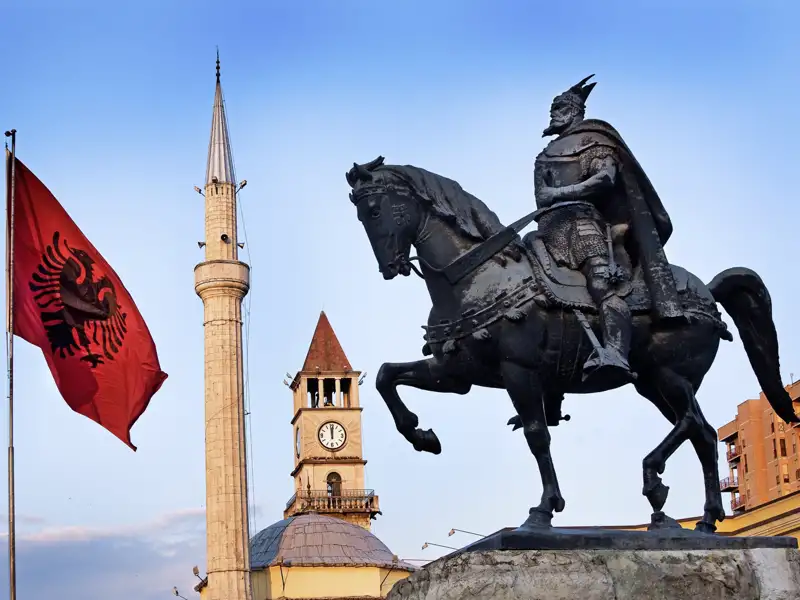 Bei der Studienreise durch Albanien begegnet uns der Name Skanderbeg immer wieder. Hier in Tirana sehen wir eine große Reiterstatue des albanischen Nationalhelden.